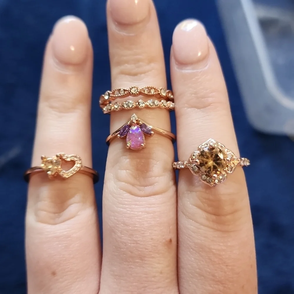 Rose gold coloured costume rings - Picture 3 of 4